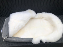 Last inn bildet i Galleri-visningsprogrammet, Babypose av lammeskinn med vadmelstrekk
